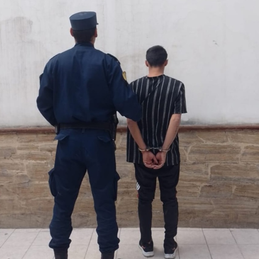 Le arrebató el celular, huyó y terminó detenido tras un allanamiento